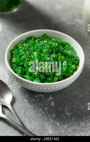 Chicago Style Neon Pickle Relish in a Bowl Stockfoto
