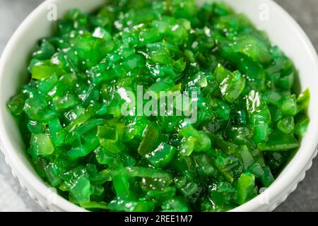 Chicago Style Neon Pickle Relish in a Bowl Stockfoto