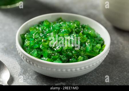 Chicago Style Neon Pickle Relish in a Bowl Stockfoto