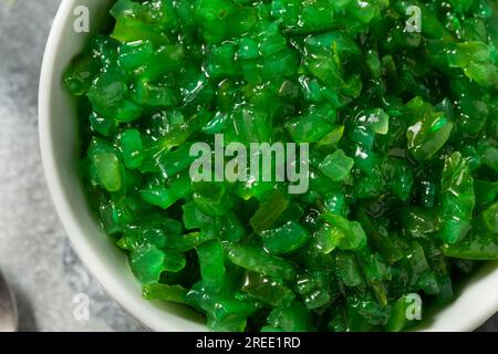 Chicago Style Neon Pickle Relish in a Bowl Stockfoto