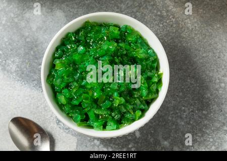 Chicago Style Neon Pickle Relish in a Bowl Stockfoto