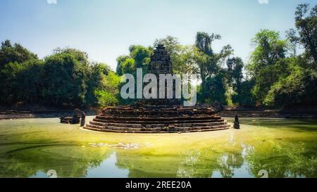 Jayatataka-Denkmal, ein ehemaliger hinduistischer königlicher Tempel, der jetzt mit buddhistischen Symbolen assoziiert ist, befindet sich auf einer Insel im Zentrum von Baray und bildet die sa nach Stockfoto