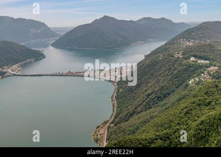 Panoramablick auf Lugano und seine Umgebung vom Gipfel des Monte San Salvatore, Schweiz Stockfoto