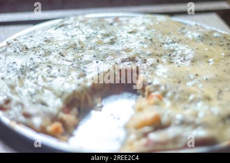 Pizza mit Kartoffelteig, Mangerican Käse und Oregano, Tageslicht, hausgemachte Pizza, einfaches Küchenkonzept. Stockfoto