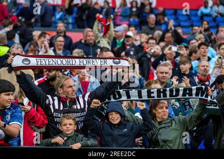 Rotterdam, Niederlande. 27. Juli 2023. Rotterdam - Fans von Feyenoord während des Freundschaftsspiels Feyenoord gegen Villarreal CF am 27. Juli 2023 im Stadion Feijenoord De Kuip in Rotterdam, Niederlande. Kredit: Box to box images/Alamy Live News Stockfoto