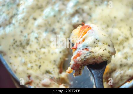 Pizza mit Kartoffelteig, Mangerican Käse und Oregano, Tageslicht, hausgemachte Pizza, einfaches Küchenkonzept. Stockfoto