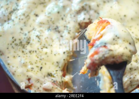 Pizza mit Kartoffelteig, Mangerican Käse und Oregano, Tageslicht, hausgemachte Pizza, einfaches Küchenkonzept. Stockfoto