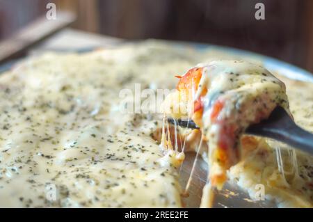 Pizza mit Kartoffelteig, Mangerican Käse und Oregano, Tageslicht, hausgemachte Pizza, einfaches Küchenkonzept. Stockfoto