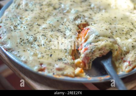 Pizza mit Kartoffelteig, Mangerican Käse und Oregano, Tageslicht, hausgemachte Pizza, einfaches Küchenkonzept. Stockfoto