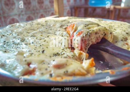 Pizza mit Kartoffelteig, Mangerican Käse und Oregano, Tageslicht, hausgemachte Pizza, einfaches Küchenkonzept. Stockfoto