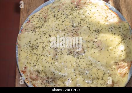 Pizza mit Kartoffelteig, Mangerican Käse und Oregano, Tageslicht, hausgemachte Pizza, einfaches Küchenkonzept. Stockfoto