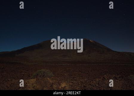 Der Vulkan Teide bei Nacht und der Himmel voller Sterne. el Volcán del Teide de noche y el cielo repleto de estrellas Stockfoto