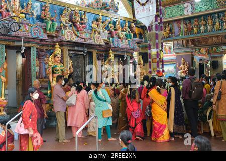 Hindu-Anbeter im Sri Vadapathira Kaliamman Tempel in Singapur Stockfoto