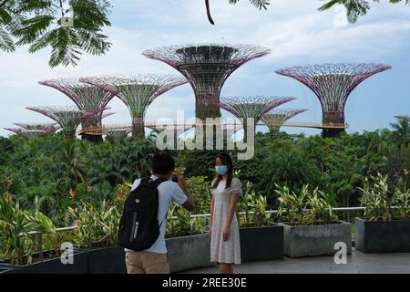 Das Paar macht ein Foto vor dem Supertree Grove in Singapurs Gärten bei der Touristenattraktion Bay Stockfoto