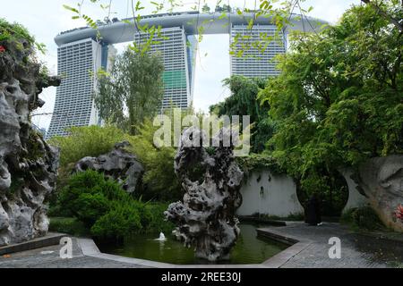 Singapurs Marina Bay Sands Casino vom traditionellen chinesischen Garten in den Gardens by the Bay aus gesehen Stockfoto