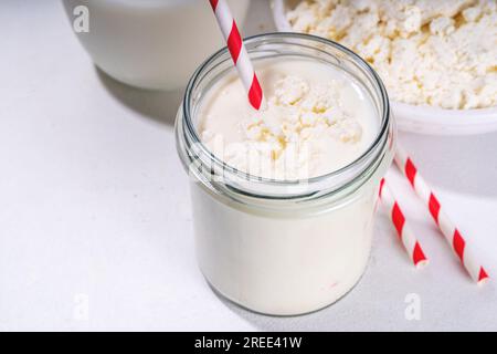 Hüttenkäse-Milchshake, eiweißfreies Pulver mit hohem Proteingehalt, Getränk auf Joghurtbasis mit Quark/Topfen, Stockfoto