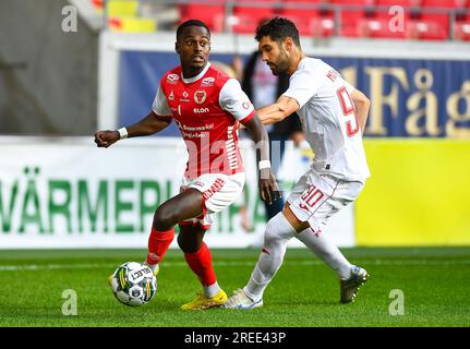 Kalmar, Schweden. 27. Juli 2023. Kalmars Nahom Girmai Netabay (L) und Pyuniks Aleksandar Miljkovic in Aktion während der UEFA Europa Conference League, zweite Qualifikationsrunde erste Etappe, zwischen Kalmar FF und FC Pyunik in der Kalmar Arena (Guldfågeln Arena) in Kalmar, Schweden, 27. Juli 2023. Foto: Patric Soderstrom/TT/Kod 10760 Kredit: TT News Agency/Alamy Live News Stockfoto