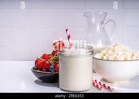 Hüttenkäse-Milchshake, eiweißfreies Pulver mit hohem Proteingehalt, Getränk auf Joghurtbasis mit Quark/Topfen, Stockfoto