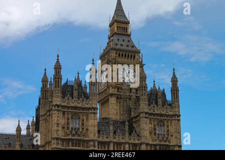 Niedriger Winkel mit Blick auf einen Uhrenturm am Himmel Stockfoto