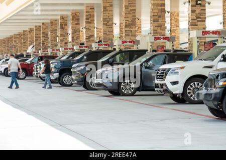 Sevierville, Tennessee, USA – 24. Juli 2023: Eine stetige Reihe von Fahrzeugen tankt an einem neu eröffneten Buc-ee auf. Stockfoto