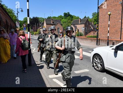 Reenactors tragen Waffen-SS Deutsche Nazi-Uniformen UK Mai 27. 2023. Das Ironbridge World War Two Weekend Stockfoto