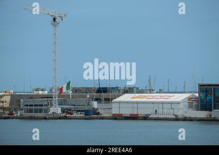 Barcelona, Spanien. 26. Juli 2023. Der nautische Pavillon des Teams von Luna Rossa Prada Pirelli ist im Hafen von Barcelona installiert. Die Einrichtungen des American Cup Barcelona Segelwettbewerbs sind im Hafen von Barcelona sichtbar. Einige der nautischen Stützpunkte der Mannschaften, die am wichtigsten Segelsport teilnehmen werden, sind bereits mit den Flaggen ihrer Länder versehen. Einige Teams trainieren sogar bereits in den Gewässern des Hafens von Barcelona. Kredit: SOPA Images Limited/Alamy Live News Stockfoto