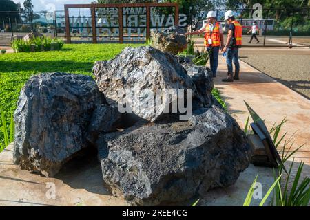 27. Juli 2023, Soroako, Süd-sulawesi, Indonesien: Zwei Besucher beobachten PT Vale Indonesiens Schlackenverarbeiter in Sorowako. Das zweitgrößte Nickelbergbauunternehmen der Welt entwickelt ein Aufwuchsgebiet für die Wiederaufforstung ehemaliger Bergwerke als eine Form der Verantwortung für den Erhalt der Umwelt nach der Ausbeutung. (Kreditbild: © Hariandi Hafid/SOPA Images via ZUMA Press Wire) NUR REDAKTIONELLE VERWENDUNG! Nicht für den kommerziellen GEBRAUCH! Stockfoto