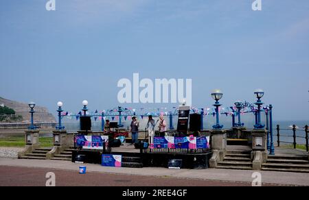 Musiker sammeln Geld für die Krebsforschung an der Llandudno Seaside Promenade in Nordwales, Großbritannien Stockfoto
