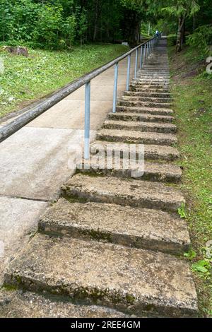 Alte Betontreppe, die zum Suure Munamae Aussichtsturm in Estland führt Stockfoto