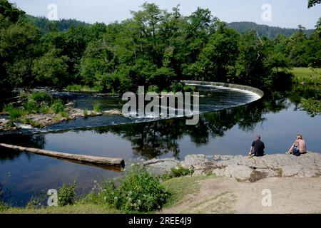 Horseshoe Falls Wehr am Fluss Dee in Llangollen, Wales, Großbritannien Stockfoto