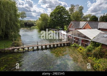 Der Mayfly Pub neben dem River Test, Stockbridge, Test Valley, Hampshire, England, Großbritannien, Europa Stockfoto