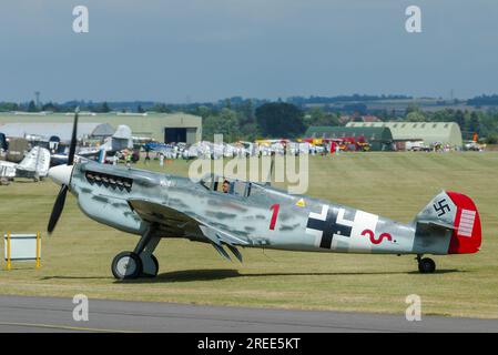 Hispano HA-1112 Buchon G-BWUE in Messerschmitt Me109, Farben der Luftwaffe-Kampfflugzeuge. Gekennzeichnet als Hauptmann Werner Schroer's Bf 109G-2/trop 'Red 1' Stockfoto