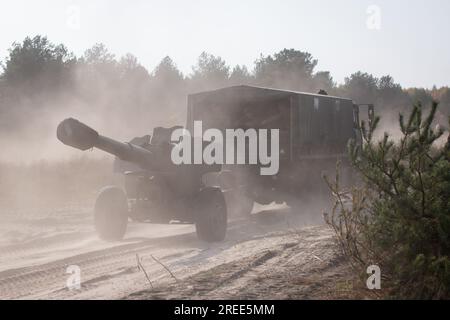 Ein Militärwagen, der den 152 mm schweren Geschützhirn D-20 während der Übungen auf dem Artilleriebereich in der Nähe des Dorfes Divychky, Kiew, transportierte. Stockfoto