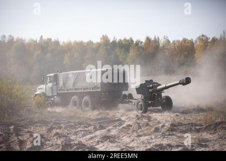 Ein Militärwagen, der den 152 mm schweren Geschützhirn D-20 während der Übungen auf dem Artilleriebereich in der Nähe des Dorfes Divychky, Kiew, transportierte. Stockfoto