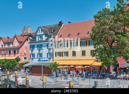 Meersburg, Deutschland - 13. Juni 2023; die bunten Häuser des Dorfes am Seeufer Stockfoto