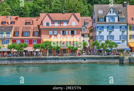 Meersburg, Deutschland - 13. Juni 2023; die bunten Häuser des Dorfes am Seeufer Stockfoto