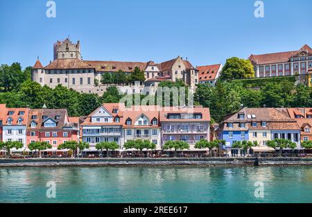 Meersburg, Deutschland - 13. Juni 2023; das Dorf vom Bodensee aus gesehen Stockfoto