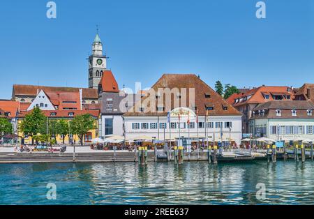 Überlingen, Deutschland - 13. Juni 2023; das Dorf vom Bodensee aus gesehen Stockfoto