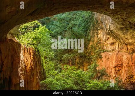 Panoramablick im Inneren der Höhle in der Nähe von Devetaki Devetashka Dorf und Osam Fluss in Bulgarien Stockfoto