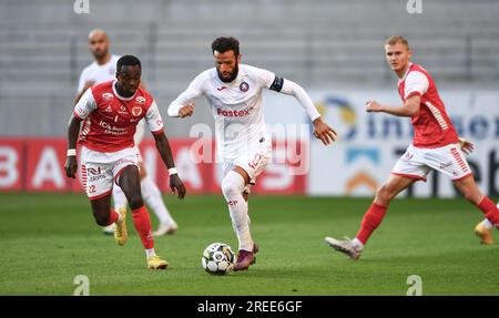 Pyuniks Artak Dashyan (C) und Kalmars Nahom Girmai Netabay (L) und Davíd Kristjan Olafsson (R) in Aktion während der UEFA Europa Conference League, zweite Qualifikationsrunde erste Etappe, zwischen Kalmar FF und dem FC Pyunik in der Kalmar Arena (Guldfågeln Arena) in Kalmar, Schweden, 27. Juli 2023.Foto: Patric Soderstrom/TT/Kod 10760 Stockfoto