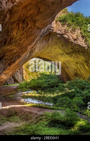 Panoramablick im Inneren der Höhle in der Nähe von Devetaki Devetashka Dorf und Osam Fluss in Bulgarien Stockfoto