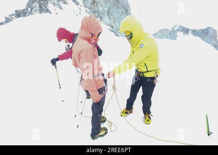 Bereitet moderne Ausrüstung für den Trainingsaufstieg zum höchsten Punkt, Mont Blanc, Aosta-Tal, Italien, vor Stockfoto