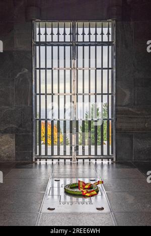 Belgrad, Serbien - 23. Oktober 2021: Das Innere des Monuments für unbekannten Helden auf dem Gipfel des Berges Avala. Stockfoto