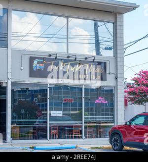 METAIRIE, LA, USA - 22. JULI 2023: Tuk Tuk Thai Street Food Restaurant am Veterans Memorial Boulevard Stockfoto