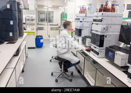 Mainz, Deutschland. 27. Juli 2023. Ein Mitarbeiter bei der BioNTech Company. BioNTech betreibt ein neues Forschungszentrum in Mainz, Deutschland, wo ein Team mit einer breiten Palette neuartiger Technologien arbeitet, um auf dem Gebiet der Immunologie sowie bei der Entwicklung und Optimierung von mRNA zur Bekämpfung lebensbedrohlicher und schwerer Krankheiten wie Krebs, COVID-19, Malaria und Tuberkulose zu arbeiten. Kredit: Helmut Fricke/dpa/Alamy Live News Stockfoto