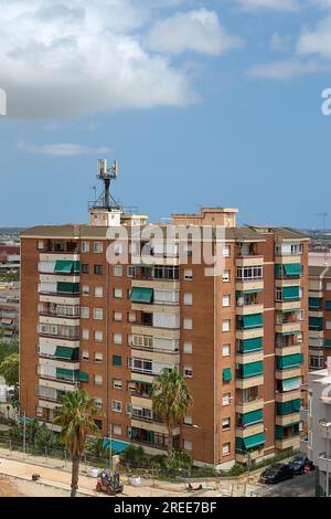 Viladecans, Barcelona, Spanien – 27. Juli 2023: Wohngebäude mit Antennen und Repeatern für Mobiltelefonie auf dem Dach Stockfoto