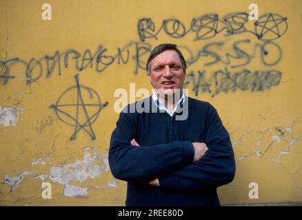 Don Luigi Ciotti, katholischer Priester in Turin, Italien. 1966 gründete er die Gruppo Abele, eine der führenden italienischen NRO, die mit benachteiligten jungen Menschen arbeitet. In den 1990 Jahren gründete er Libera, ein Anti-Mafia-Netzwerk, an dem heute 700 Gruppen beteiligt sind: Don Luigi Ciotti, sacerdote cattolico di Torino, nel 1966 ha fondato il Gruppo Abele, una delle principal Associazioni non Governative (ONG) italiane, attiva nel lavoro coi giovani marginali. Nel 1990 fonda Libera, una rete di associazioni antimafia che conta oggi 700 associazioni Stockfoto