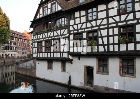 Fachwerkhaus im Stadtteil „Petite france“ in straßburg im elsass (frankreich) Stockfoto