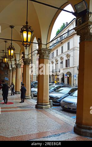 Fußgängergalerie an der Kreuzung der Straßen Grappa, Calcavinazzi und Gessi in Bologna, Italien. 12. November 2023. Editorial Photo Stockfoto