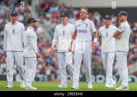 London, Großbritannien. 27. Juli 2023. Englische Spieler, die auf der LV= Insurance Ashes Fifth Test Series Day One England gegen Australien am 27. Juli 2023 (Foto von Gareth Evans/News Images) im Kia Oval, London, Großbritannien, am 7./27. Juli 2023 in London, Großbritannien, diskutiert werden. (Foto: Gareth Evans/News Images/Sipa USA) Guthaben: SIPA USA/Alamy Live News Stockfoto